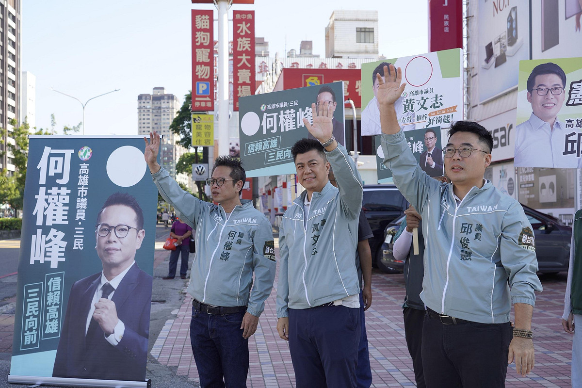 高雄市議會「奶爸連線」三位現役奶爸議員何權峰、黃文志、邱俊憲(左至右)，上班時間站路口為市民加油打氣、爭取支持，並誓言在議會中做家長最有力的育兒靠山。 圖：黃文志議員服務處／提供