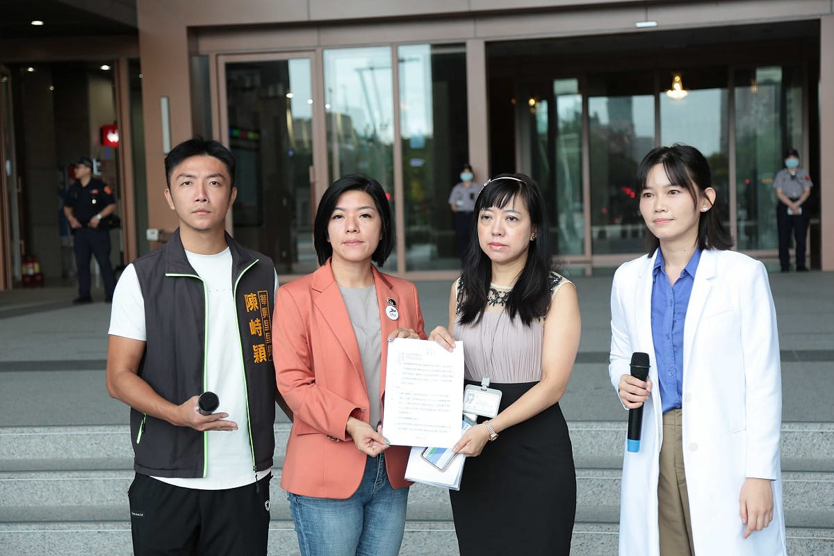 國民黨台北市議員李柏毅陷急診風波，台灣前進陣線今（10）日前往台北市政府，向衛生局遞出檢舉函。 圖：吳欣岱辦公室 提供
