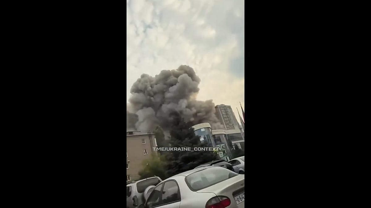 烏軍持續針對俄軍前線與國內的目標發起打擊，試圖阻止俄軍的進一步攻勢，近期甚至直接襲擊了位於頓涅茨克的指揮所，造成 27 人死亡與 58 人受傷，其中包含 3 名中校級的高階軍官。 圖：擷取自 @bayraktar_1love X 帳號