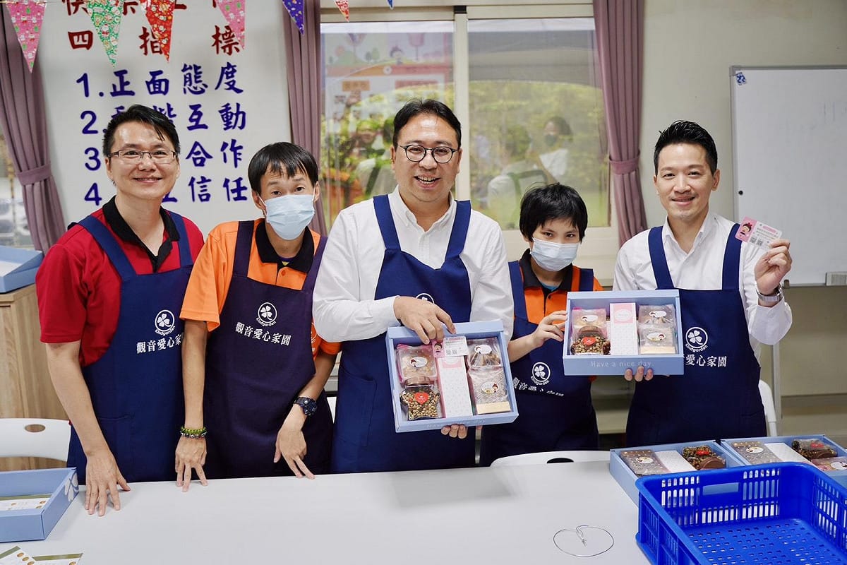 民進黨桃園市長參選人黃世杰與總統府副秘書長何志偉一同前往觀音愛心家園參訪。 圖：黃世杰辦公室提供