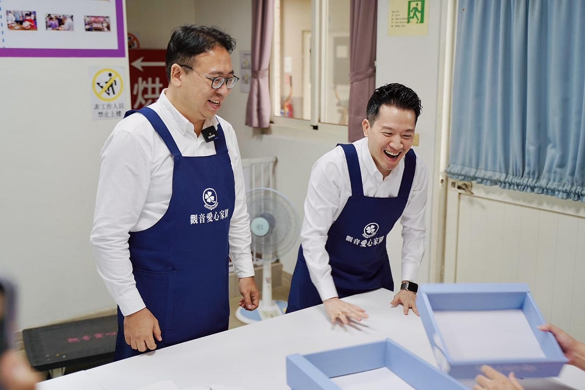 黃世杰與何志偉一同前往觀音愛心家園參訪。 圖：黃世杰辦公室提供