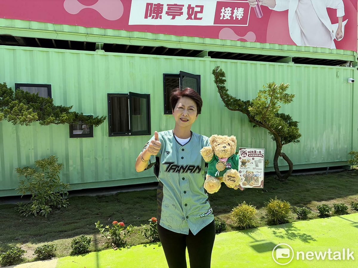 台南市長候選人陳亭妃今日搶先曝光競選限定小物「叫我第一名妃妃泰迪熊」，毛茸茸的可愛造型搭配專屬妃團隊帽T、第一名獎牌與相框，可以把自己最喜歡的照片放在相框裡，讓第一名的妃妃泰迪熊，陪伴大家妃熊幸福。 圖：陳亭妃競選總部提供