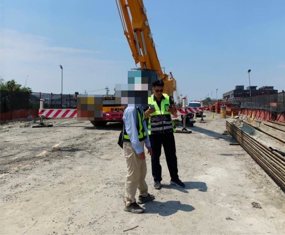 36歲哈姓印尼籍移工10日在高雄市岡山區捷運施工工地內作業，遭鋼板樁壓住，造成頭部受傷、肢體骨折，緊急送醫。該工地已依規定停止施工，並由警方封鎖現場，全案已通報高雄市政府勞工局勞動檢查處調查，以釐清事故原因。（高雄市政府警察局岡山分局提供）中央社記者張已亷傳真 115年9月10日