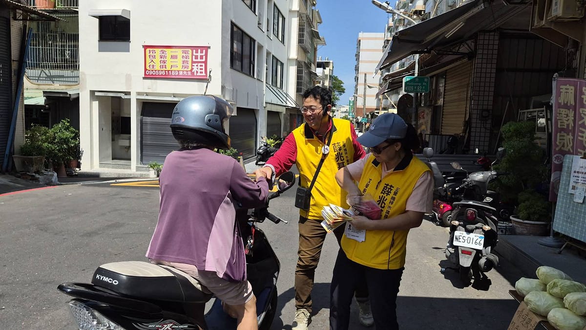 薛兆基(中)七度來到莒光市場與攤商及居民交流。 圖：薛兆基競辦／提供