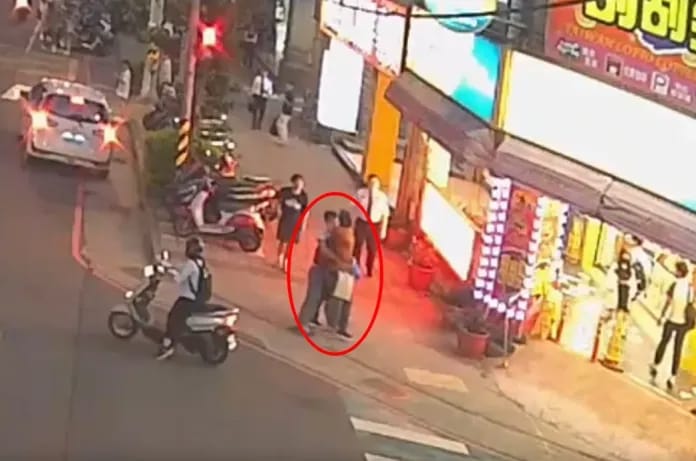 吳男與補習班黃姓教職員爆發肢體衝突。 圖：翻攝畫面
