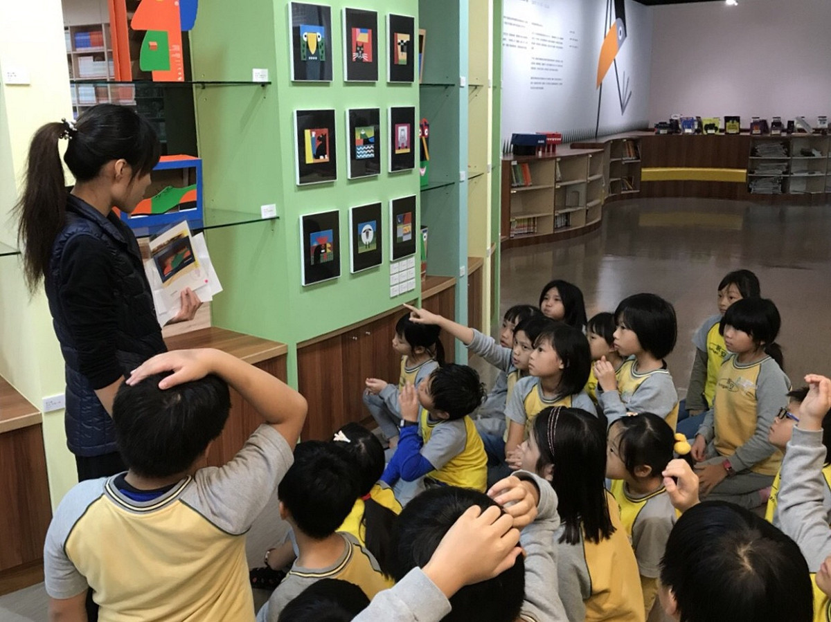 美感的教育不能等，永安國小與學學文創合作，在永安國小圖書館舉辦「築趣－黃文暉個展」。 圖：學學文創提供