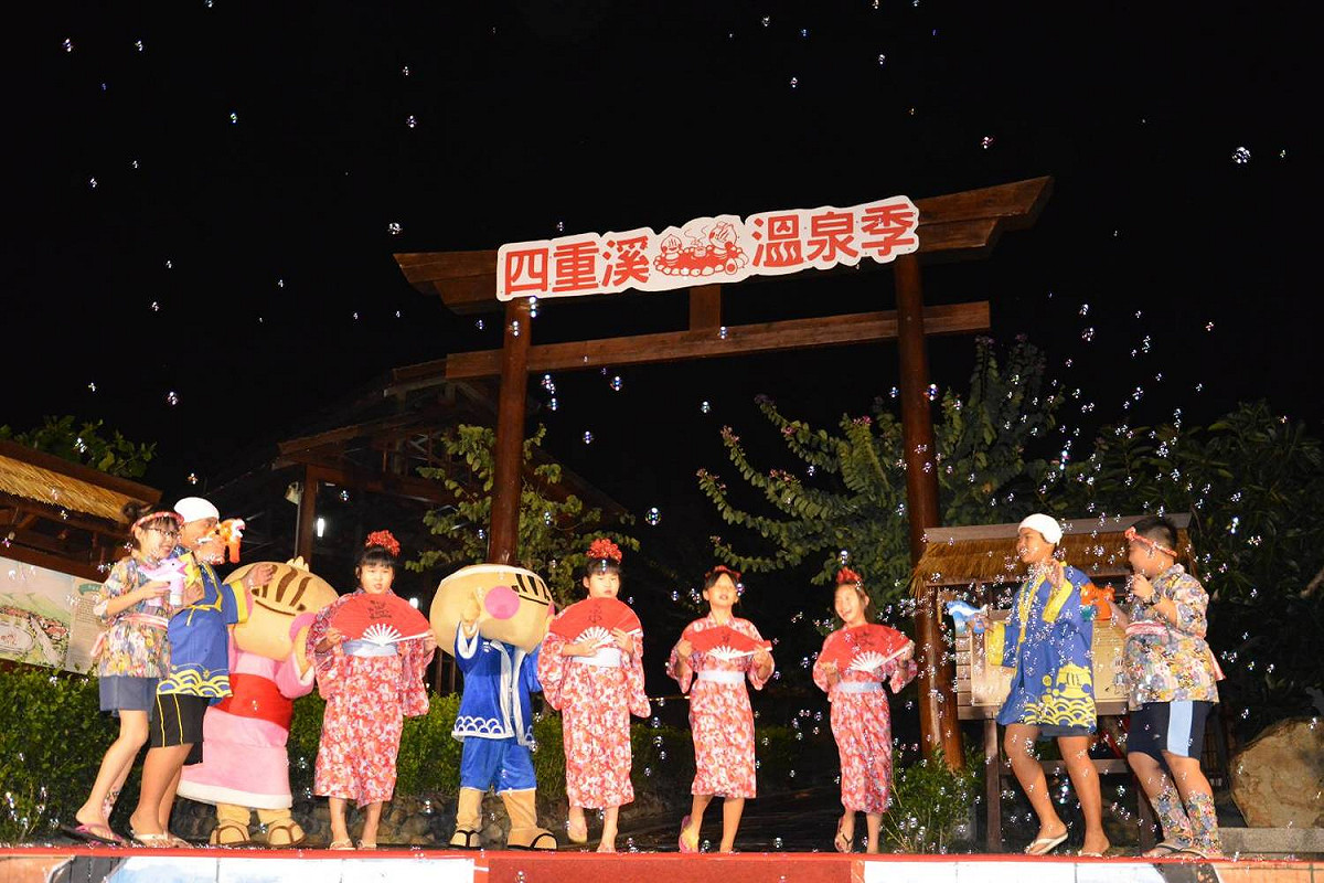 屏東縣觀光傳播處表示，四重溪溫泉季活動期間，遊客只要在車城鄉或四重溪溫泉區住宿1晚、或餐飲小吃消費滿新台幣2000元以上，憑發票或收據即可兌換限量蔥寶溫泉泡澡包一份，讓旅客吃的開心、玩的輕鬆，還能把美好記憶帶回家。 圖：屏東縣觀傳處提供