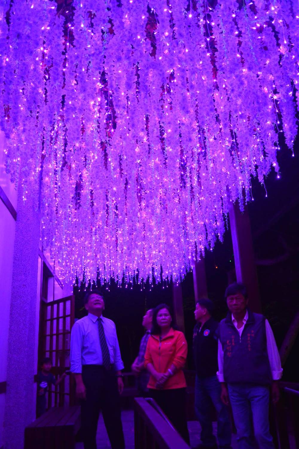 入夜後，溫泉公園點亮燈飾，佈滿旅服中心走廊的紫藤花光束、動態投影的櫻花瓣、觀景台互動式洋蔥圈感應燈飾及藍色光河，成為欣賞夜景的好去處。 圖：屏東縣觀傳處提供