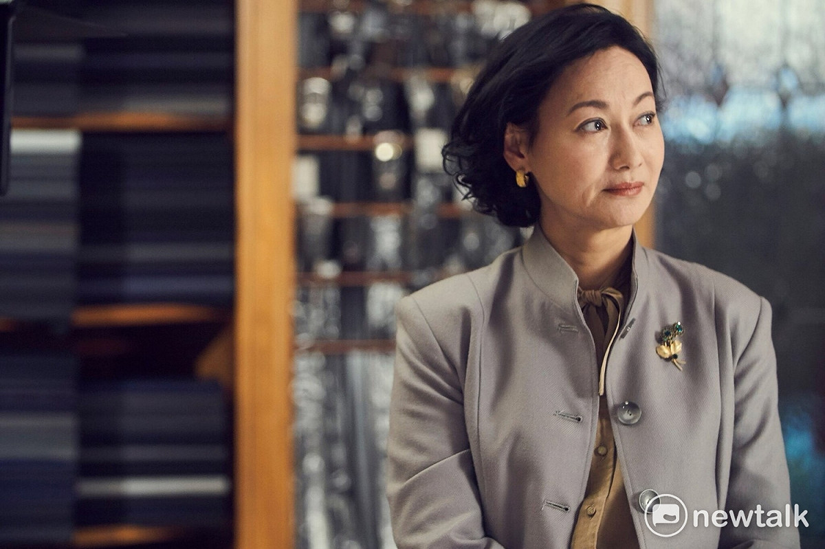 第54屆金馬獎得最佳女主角及女配角獎的《血觀音》劇照，以《血觀音》騎金馬最佳女主角的惠英紅，在睽違了國片30年之久，選擇於《血觀音》爆發多層次演技，宛如女版教父級謀權鬥勢的題材，是臺灣國片首度呈現。 圖：雙喜電影公司提供