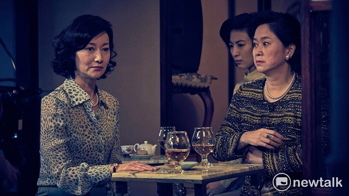 第54屆金馬獎得最佳女主角及女配角獎的《血觀音》劇照，以《血觀音》騎金馬最佳女主角的惠英紅，在睽違了國片30年之久，選擇於《血觀音》爆發多層次演技，宛如女版教父級謀權鬥勢的題材，是臺灣國片首度呈現。 圖：雙喜電影公司提供