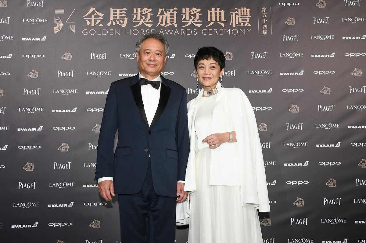 李安導演從張艾嘉導演手中接下金馬55執委會主席的位子，也為第54屆金馬獎圓滿畫下句點。 圖：取自金馬獎臉書專頁
