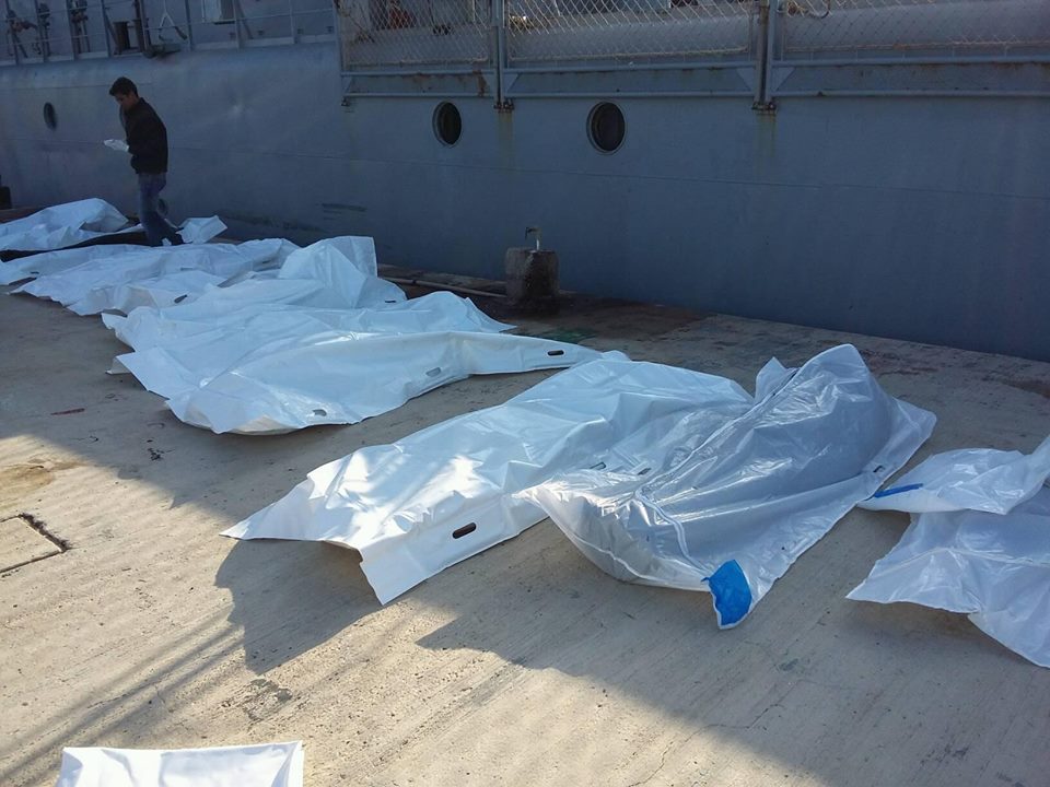 利比亞海岸防衛隊展開救援行動，但仍不幸在其中一艘移民船上發現31具屍體。 翻攝自:The Libya Observer.