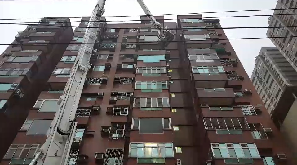 起火點位於海山分隊對面，消防急速抵達救災。