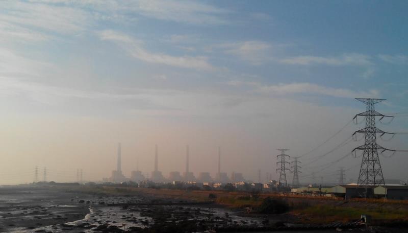 中部地區空污嚴重，排氣大戶的台中火力發電廠常被各界要求檢討改善措施。台電表示，目前已執行空污改善計畫，會全力壓縮時程加快進度。 圖/中央社