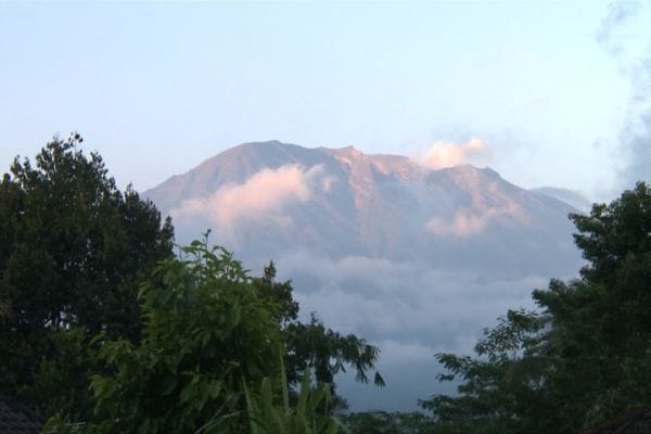 阿貢火山一週內第二次噴發，25日晚間噴出高達1500公尺的火山灰。 圖：達志影像/路透社