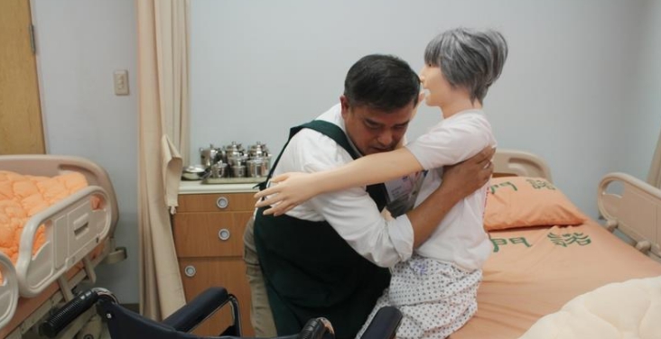 衛生福利部報告指出，為緩解照服員不足，將試辦給付及支付新制，以及線上數位課程，雙管齊下解決照顧服務員面臨勞動條件惡劣、低薪及人力不足的困境。圖為照服員訓練畫面。 圖：中央社