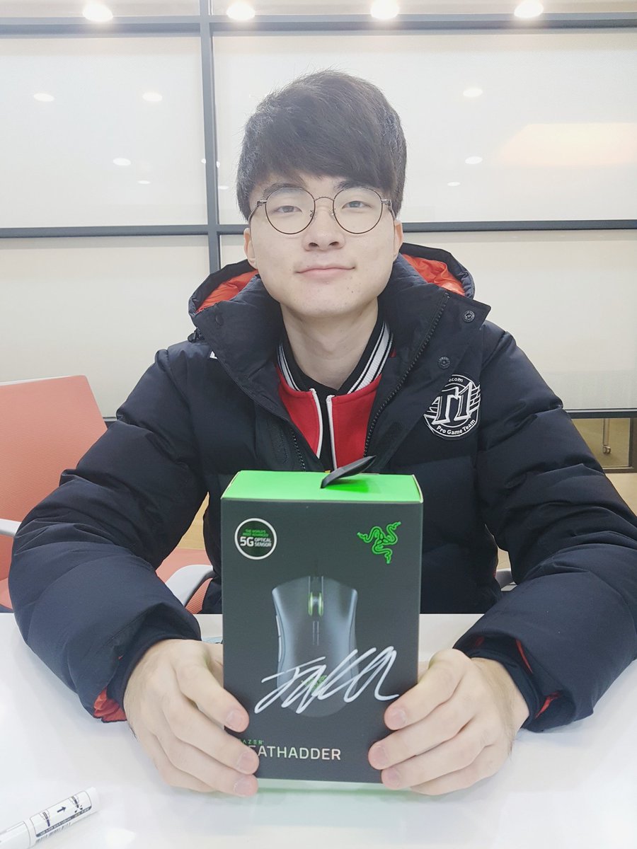 SKT王牌中路選手Faker與簽名滑鼠。 圖：翻攝自 SK telecom T1‏ 官方推特