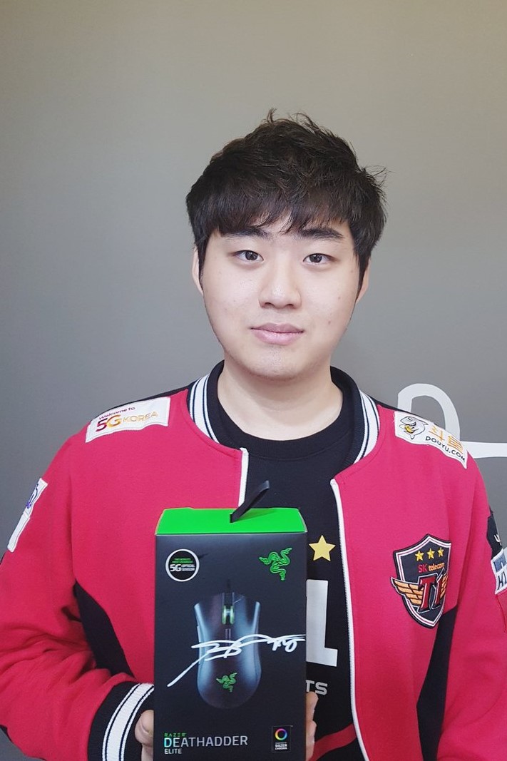 SKT AD選手Bang與簽名滑鼠。 圖：翻攝自 SK telecom T1‏ 官方推特