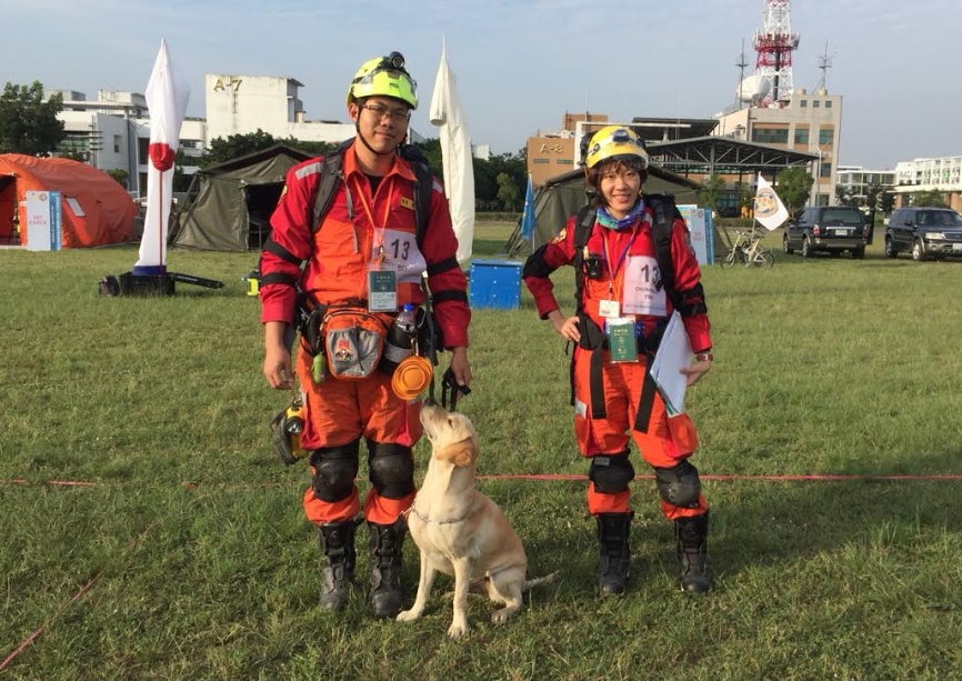 李俊昇率領的搜救犬鐵雄通過「2017亞洲區MRT搜救犬隊國際任務救援能力認證」。 圖：台中市政府/提供