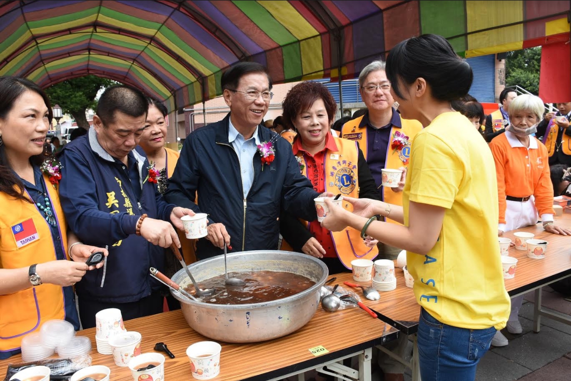 娜魯灣獅子會今(26)日在南投縣埔里鎮仁愛公園舉辦寒冬送暖、吃湯圓人團圓活動，邀請埔里鎮弱勢貧困家庭及邊緣戶家庭前來共享，畫面相當溫馨。 圖：南投縣政府/提供