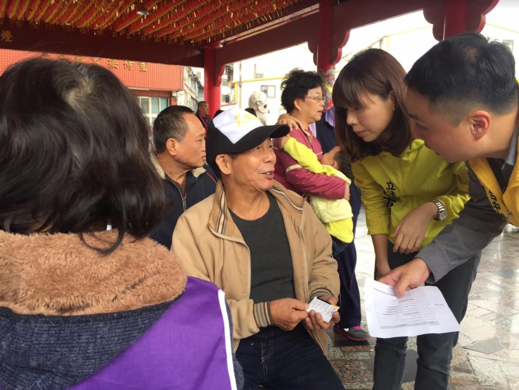 時力立委洪慈庸與台電第十二公會今(26)日在社口萬興宮舉辦「敬老愛鄰‧花現幸福」活動。 圖：洪慈庸辦公室/提供