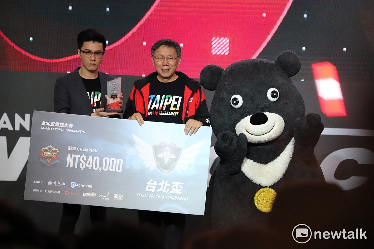 台北市長柯文哲親蒞「WirForce 2017」現場頒獎。 圖：蔡幸秀/攝