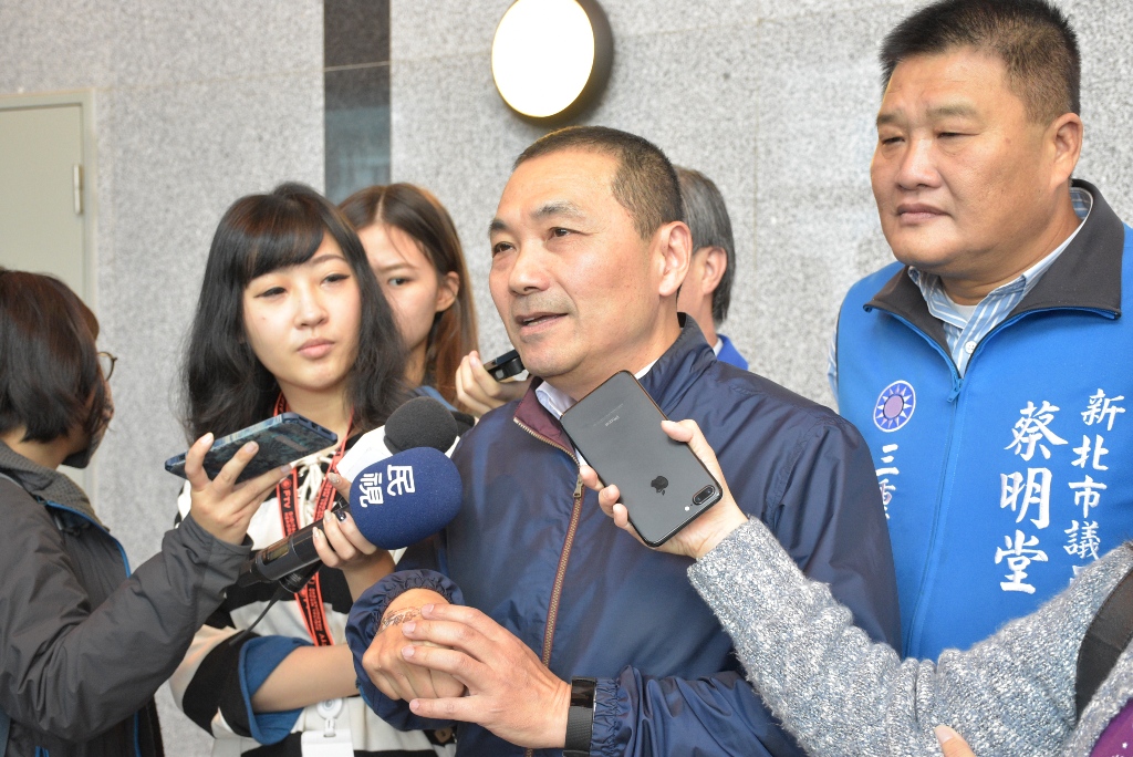 行政資源雄厚的侯友宜，到目前為止，從里民座談、戡災慰問到市政建設，無役不與，29個鄉鎮跑透透，但是，就是絕口不提參選的事。 圖：趙婉淳/攝