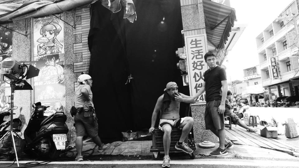 大佛普拉斯拍片現場 ，肚財正在電動玩具店內撿回收品。 圖：甲上娛樂提供