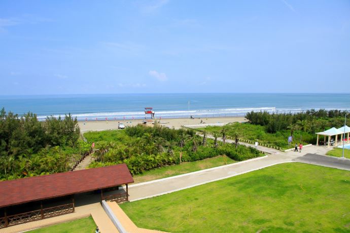 圖為《大佛普拉斯》取景地馬沙溝海灘資料畫面。 圖：台南市觀旅局