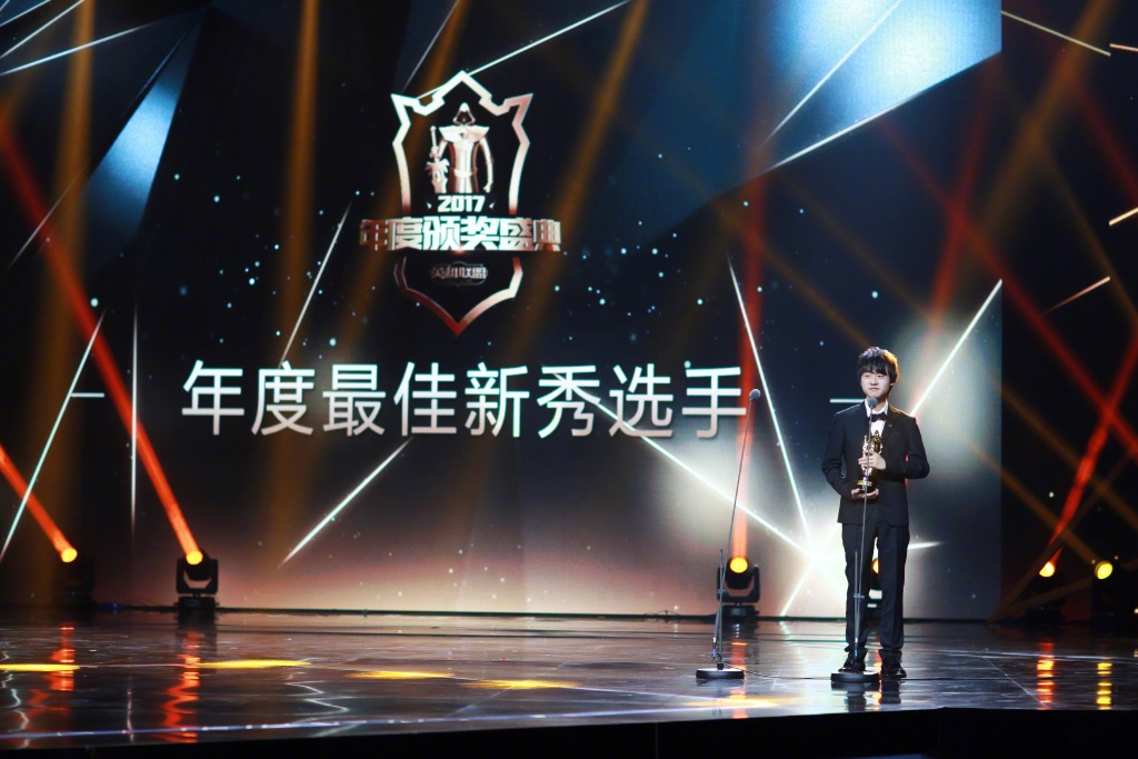年度最佳新秀選手：RNG 輔助 Ming。 圖：翻攝自 英雄聯盟 官方微博