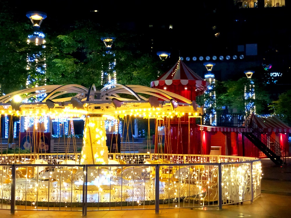 市民廣場點燈後，「雪白飛天椅」有股夢幻童趣的氛圍。 圖：新北市觀旅局提供