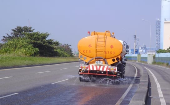 高雄市環保局要求工地加強道路洗街。 圖：高雄市環保局提供