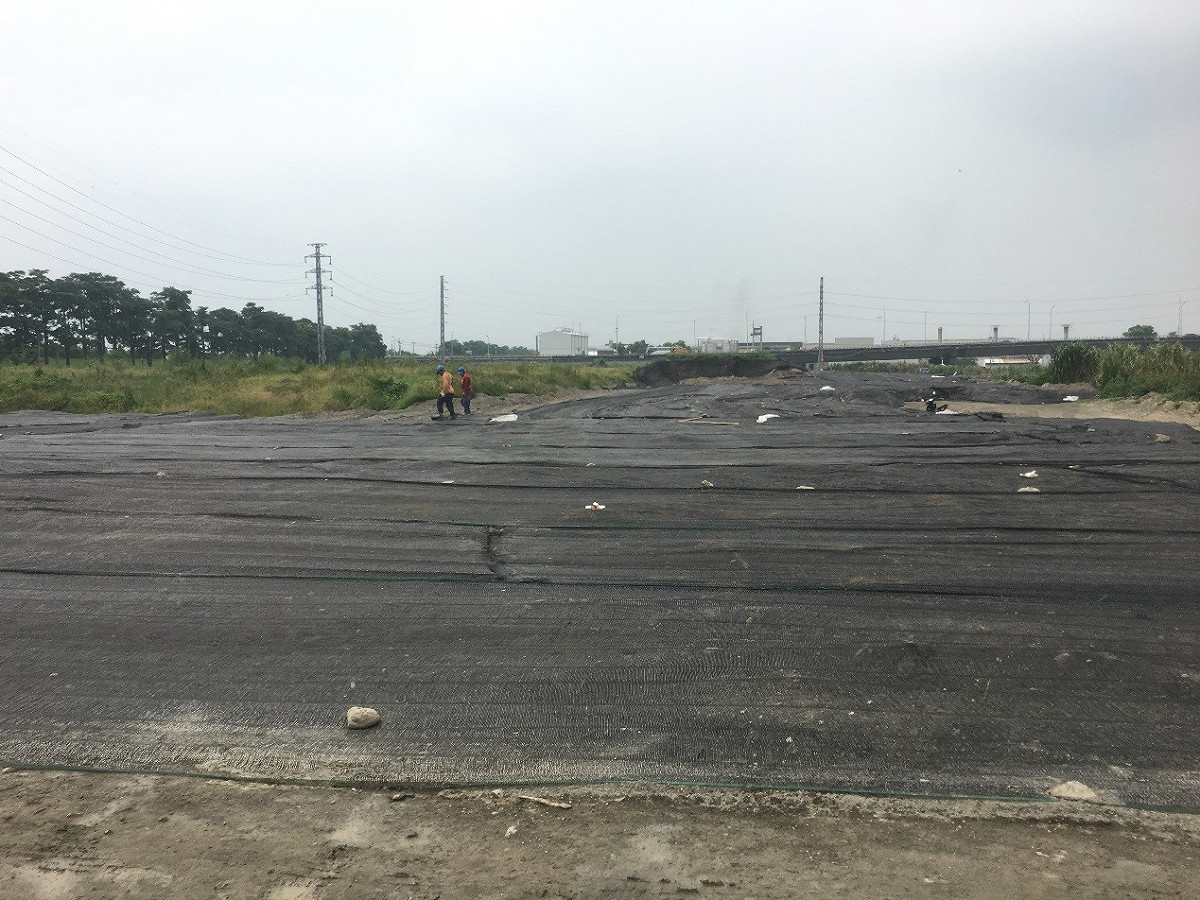 為防治空汙針對裸露地覆蓋防塵網。 圖：高雄市環保局提供
