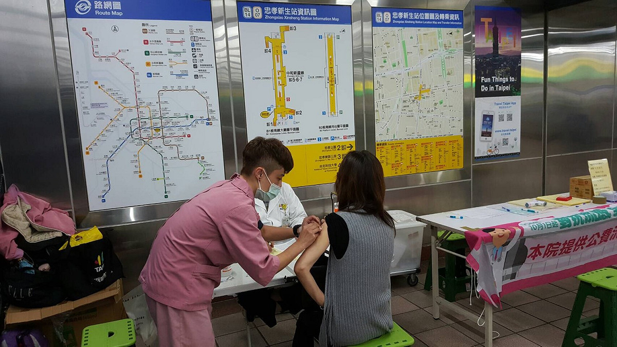 台北市首創捷運站外設置流感疫苗接種站，民眾在捷運站外即可施打。 圖：台北市衛生局 / 提供