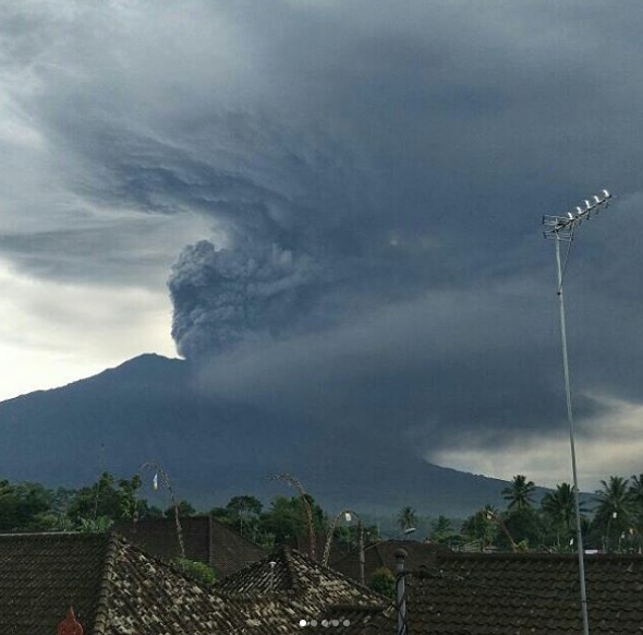 火山爆發後產生巨大的火山灰佈滿整個天空，相當驚人。 圖：翻攝印尼國家災害應變總署 IG