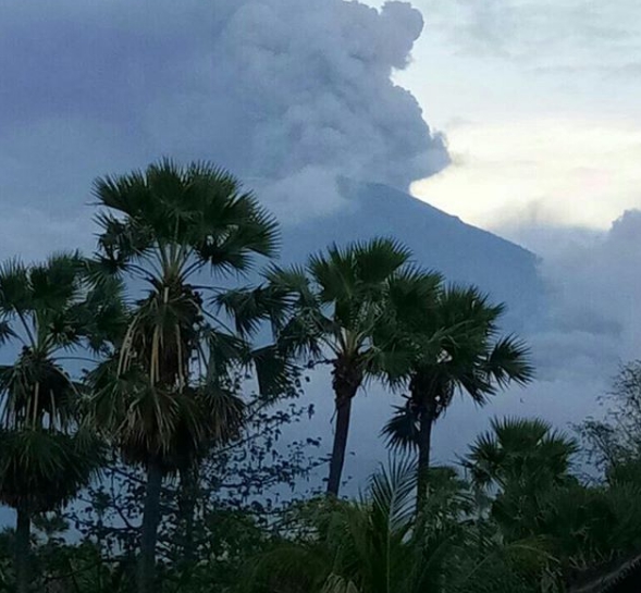 印尼國家災害應變總署表示，灰煙和零星微弱轟隆聲火山12公里外都聽得到。夜間觀察到火焰，顯示潛在噴發活動隨時可能發生。 圖：翻攝印尼國家災害應變總署 IG