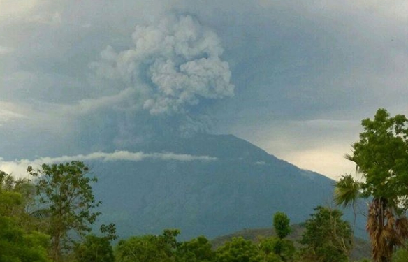 阿貢火山爆發後整個大氣都瀰漫著火山灰。 圖：翻攝印尼國家災害應變總署 IG