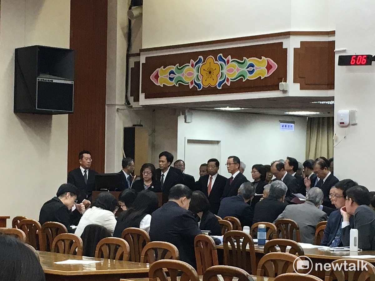 針對慶富公司履約保證金展延一事，第一銀行董事長董瑞斌、台灣銀行董事長呂桔誠今（27）日在立法院財政委員會表示，國防部要求的履約保證金79億，「確定不展延。」 圖：黃韋銓/攝