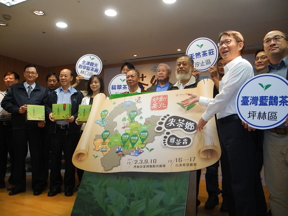 新北市農業局舉辦冬茶上市記者會，副市長葉惠青（前右二）邀大家到茶鄉品嚐新鮮好茶，體驗「做茶人」的辛勞。 圖：王峻昌/攝