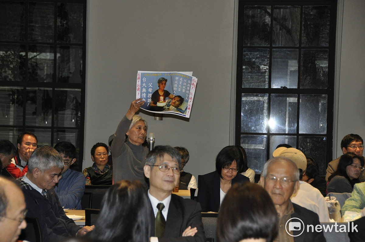 台大校長遴選，今天晚間進行第一輪的校長候選人治學理念說明；多年前在台大操場受傷成植物人的張振聲，他的媽媽也在現場提問，希望台大協助支付醫藥費。 圖:陳香蘭／攝