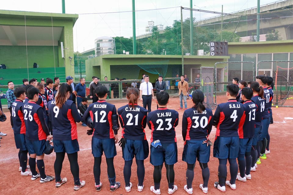 第11屆亞洲女子壘球錦標賽將於11月29日開打，立法院副院長、中華民國企業女壘聯賽榮譽會長蔡其昌今（27）日提前到場勉勵中華女壘代表隊。 圖：台中市政府/提供