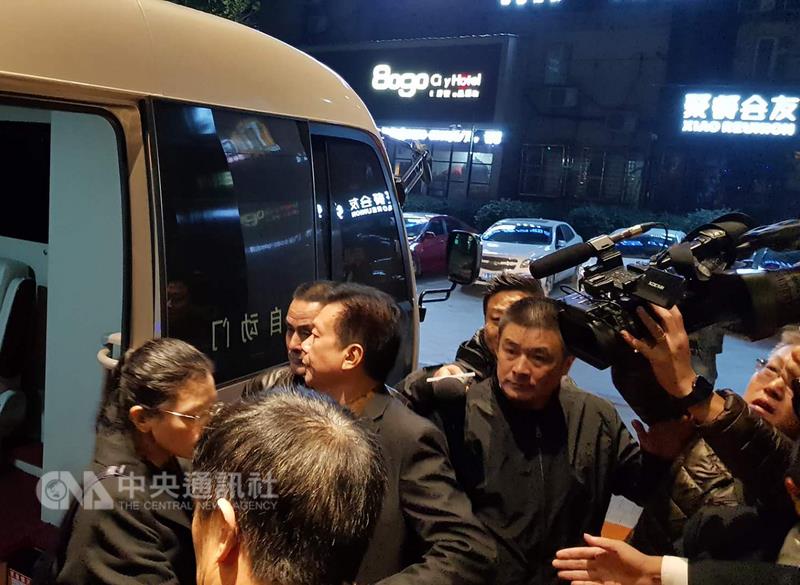 李明哲妻子李凈瑜（左1）及陪同的海基會人員和友人抵達湖南省岳陽市下塌飯店，飯店人員限制及阻擋媒體拍照，場面一度混亂。 圖：中央社