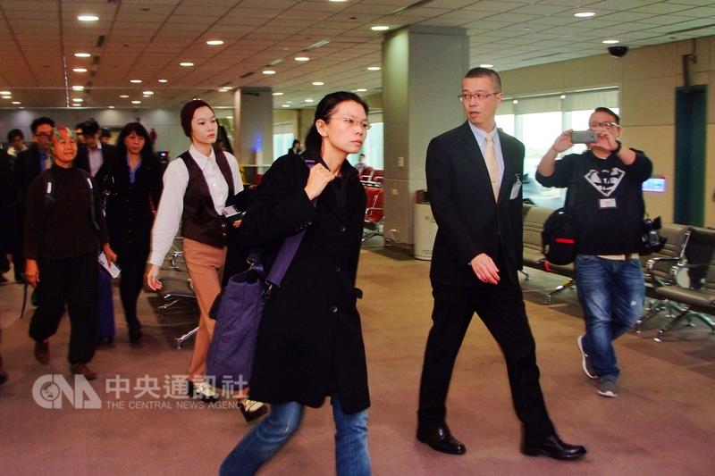 李明哲案28日宣判，李明哲妻子李凈瑜（前中）27日搭機啟程赴陸，陪同的前立委王麗萍（左1）抵達湖南長沙機場時，被陸方以台胞證遭註銷為由拒絕入境。 圖：中央社