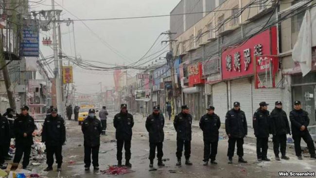 在公開信上簽名的北京萬聖書園創辦人劉蘇里也痛批，穿制服的警察和公務人員在寒冷的冬天驅趕為北京的發展建設作出巨大貢獻的外地勞動者打砸他們租住的蝸居，明顯歧視外來打工者這個弱勢群體，令人想起二戰前德國納粹黨衛軍實行種族清洗。他指出，外來打工者並不是偷渡來到北京的，不該用對待敵人的方法趕他們出城，「為什麼派人一組一組拿著長柄板斧和錘子，見什麼砍什麼，見什麼砸什麼，土匪搶東西也不是這樣的，連土匪都不如。」 圖：翻攝自網路