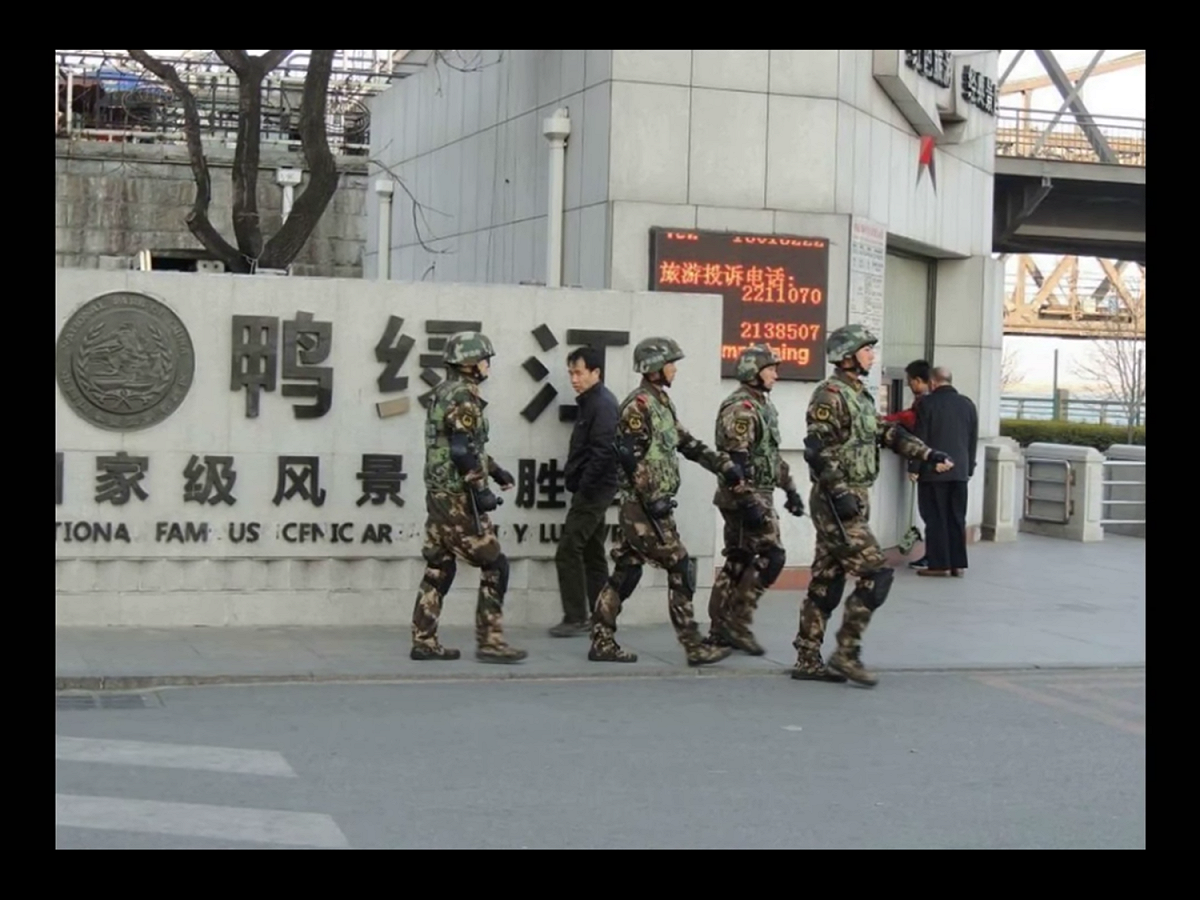報導並說，在中方軍事演習之前，中國外交部11月24日宣布，中國將臨時關閉連接遼寧省丹東市和朝鮮新義州的中朝友誼大橋。據中國外交部的解釋來看，臨時關閉這座橋樑是因為朝鮮需要修繕朝鮮一方橋樑路面。該橋是中朝貿易的最重要的通道，報導指出，兩國貿易的70%在此通過。目前來看，應該是朝鮮方面主動關閉這所橋，一方面表達對中國的不滿，另一方面也向中國示威，表示不願意在中國以及國際社會的制裁之下屈服。

 圖：翻攝自Youtube