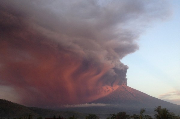 由於火山灰的方向不斷改變，考慮飛航安全，峇里島機場今（27）天仍將持續關閉。 新頭殼資料照片