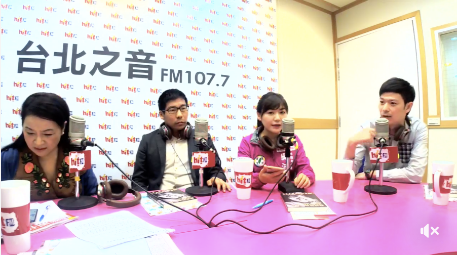 台北市議員擬參選人國民黨籍李柏毅（右1）、民進黨籍吳沛憶（右2）、無黨籍王奕凱（左2）、主持人周玉蔻（左1）。 圖：翻攝《蔻蔻早餐》直播