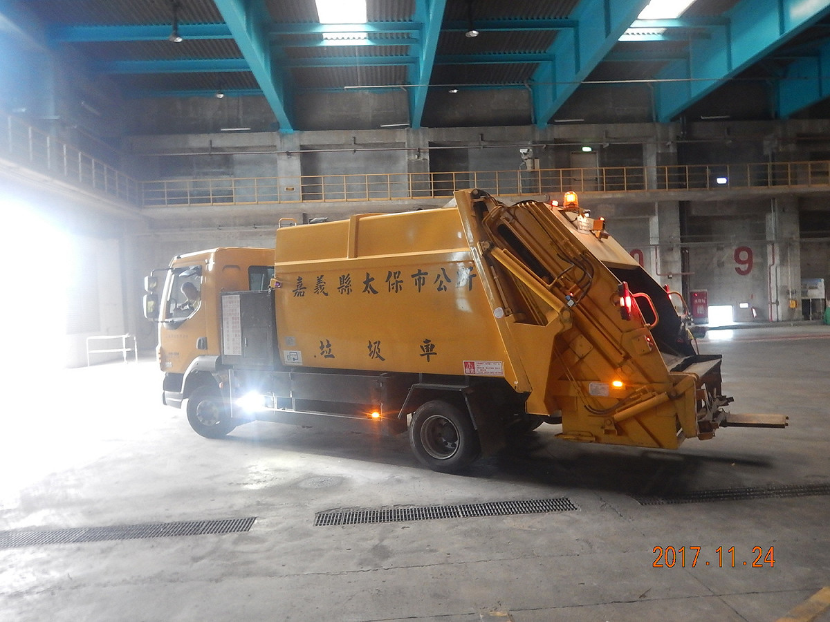 嘉義縣環保局垃圾車 圖 : 嘉義縣環保局/提供