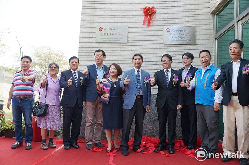 成功大學與台南市政府（28）日在蘭花生物科技園區簽署「活化溪北地區智慧新農業」合作備忘錄，並為「智慧農業研究中心」與「蘭花生物科技及生物資源中心」揭牌。 圖 : 黃博郎/攝