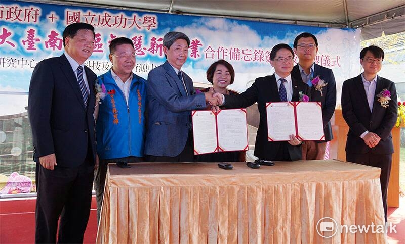 成功大學與台南市政府（28）日在蘭花生物科技園區簽署「活化溪北地區智慧新農業」合作備忘錄，並為「智慧農業研究中心」與「蘭花生物科技及生物資源中心」揭牌。 圖 : 黃博郎/攝
